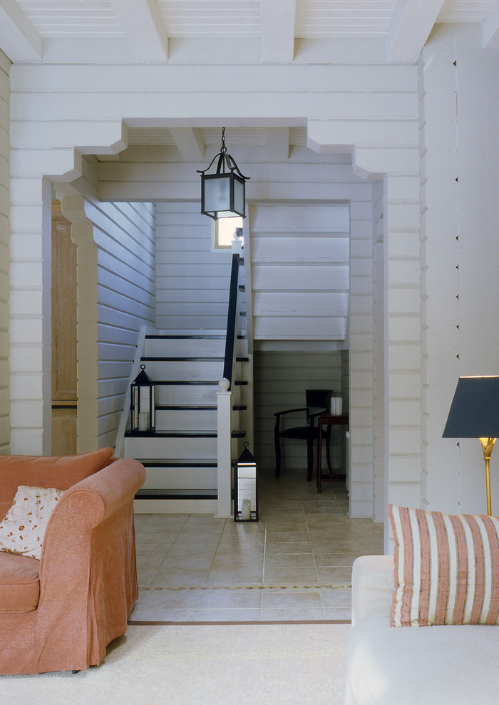 Пример оригинального дизайна: маленькая п-образная деревянная лестница в стиле кантри с деревянными ступенями и деревянными перилами для на участке и в саду
