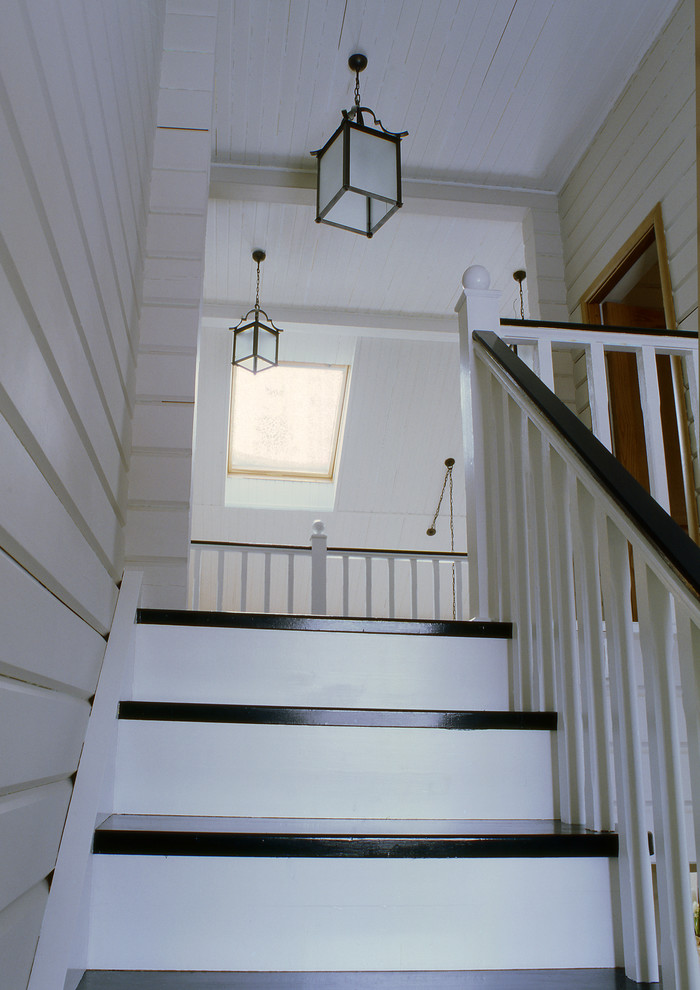 Стильный дизайн: маленькая п-образная деревянная лестница в стиле кантри с деревянными ступенями и деревянными перилами для на участке и в саду - последний тренд