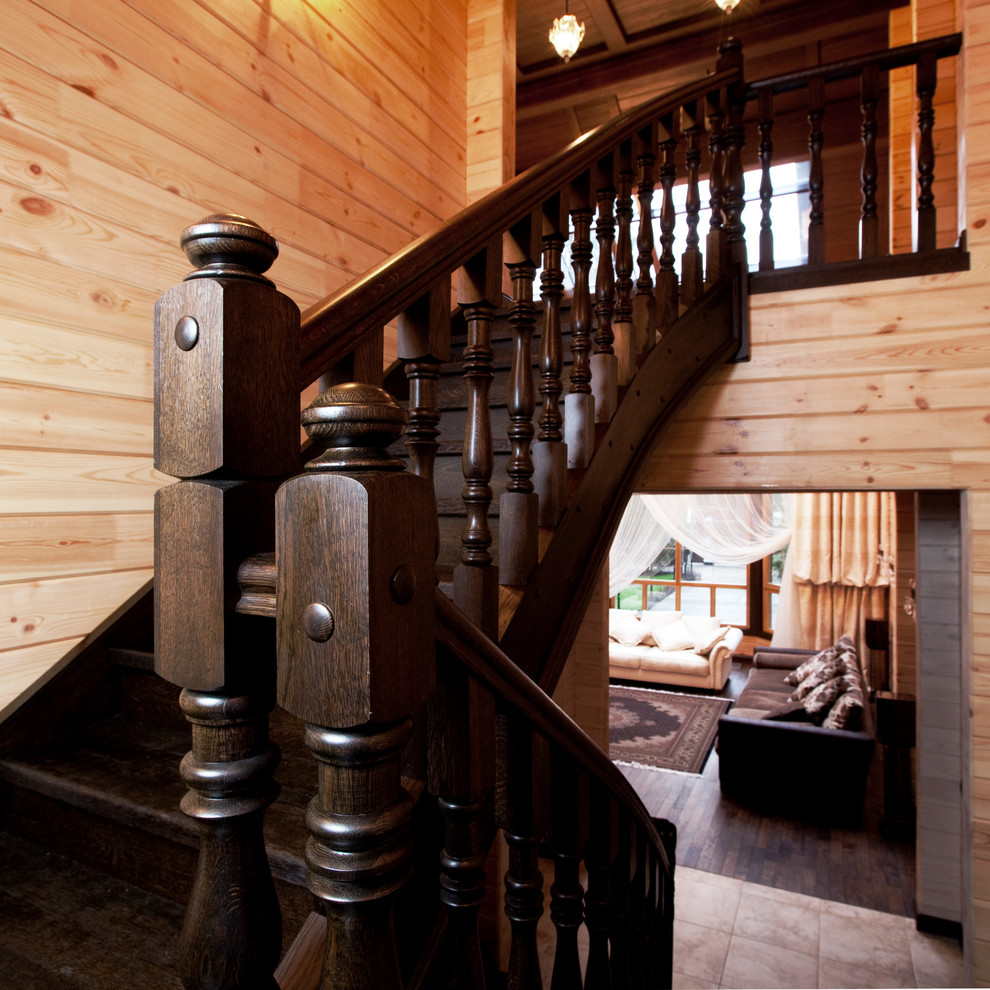 Mittelgroße Landhausstil Treppe in U-Form mit Holz-Setzstufen in Moskau