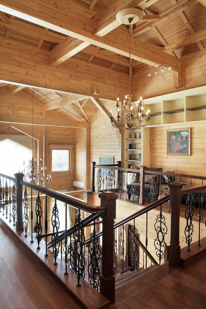 Стильный дизайн: большая п-образная лестница в классическом стиле с деревянными ступенями и деревянными перилами - последний тренд