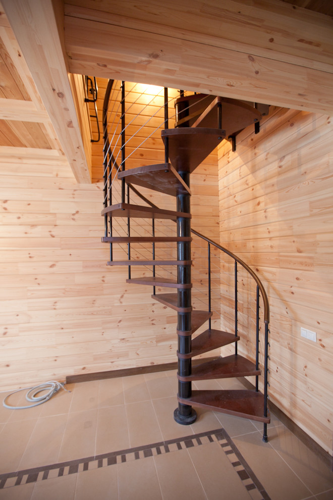 Источник вдохновения для домашнего уюта: маленькая винтовая лестница в стиле кантри с деревянными ступенями и деревянными перилами для на участке и в саду