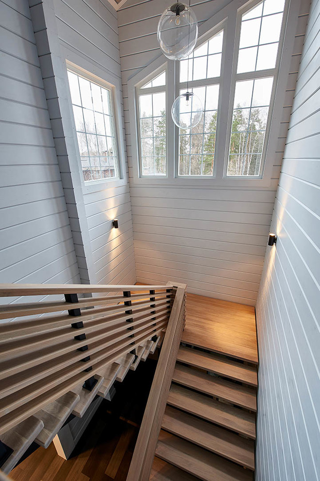 Идея дизайна: большая п-образная лестница в современном стиле с деревянными ступенями и деревянными перилами