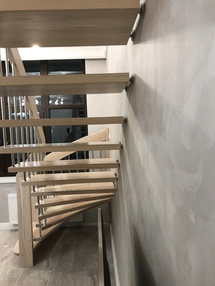 Foto de escalera suspendida clásica renovada de tamaño medio con escalones de madera, contrahuellas de madera y barandilla de varios materiales