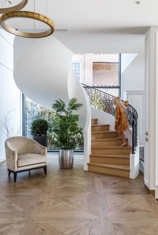 Источник вдохновения для домашнего уюта: большая винтовая деревянная лестница в современном стиле с деревянными ступенями
