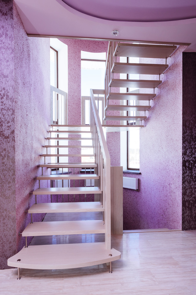 Modelo de escalera contemporánea de tamaño medio con escalones de madera y barandilla de metal