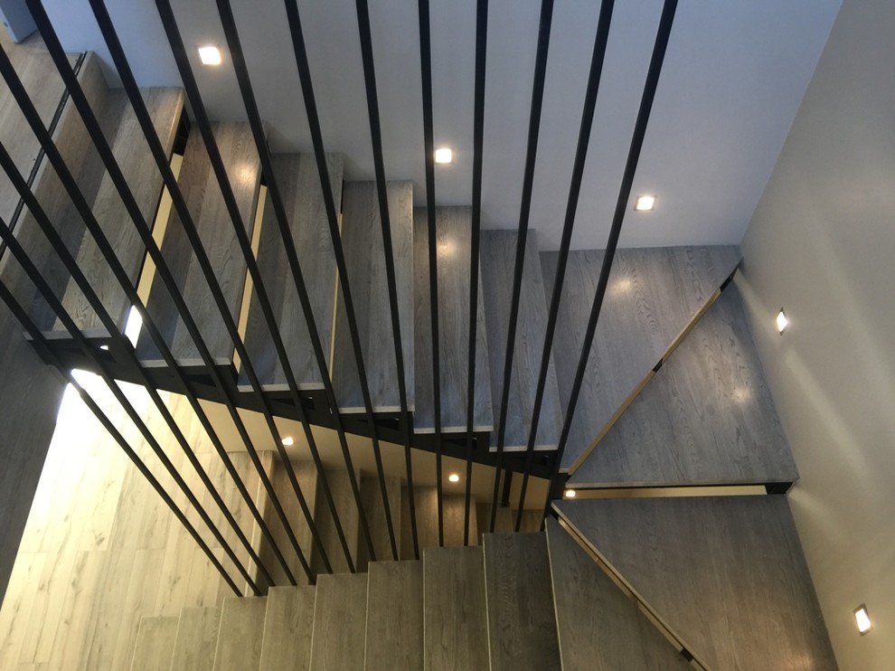 Свежая идея для дизайна: большая лестница в стиле лофт - отличное фото интерьера