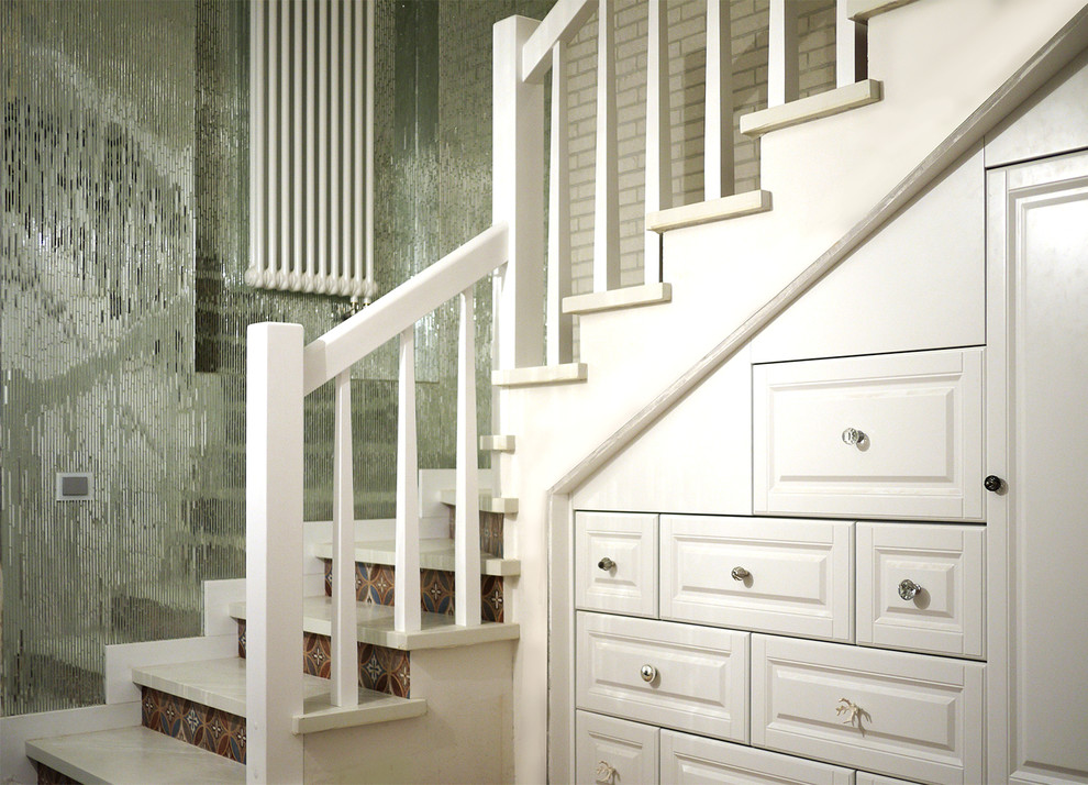 Imagen de escalera curva escandinava grande con escalones de madera y contrahuellas con baldosas y/o azulejos