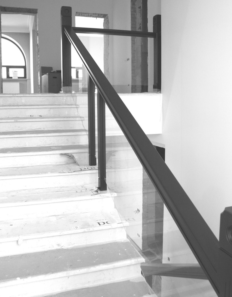 Пример оригинального дизайна: прямая лестница среднего размера в стиле неоклассика (современная классика) с мраморными ступенями, подступенками из мрамора и деревянными перилами