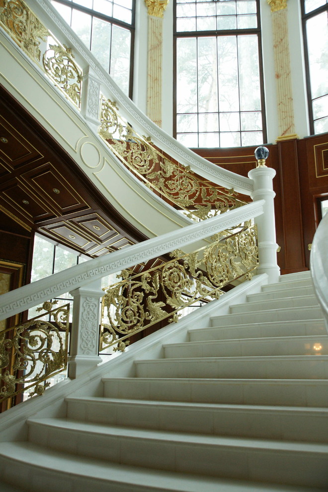 Источник вдохновения для домашнего уюта: лестница в классическом стиле с мраморными ступенями, подступенками из мрамора и металлическими перилами