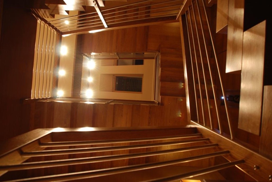 Источник вдохновения для домашнего уюта: большая п-образная деревянная лестница в стиле неоклассика (современная классика) с деревянными ступенями и деревянными перилами