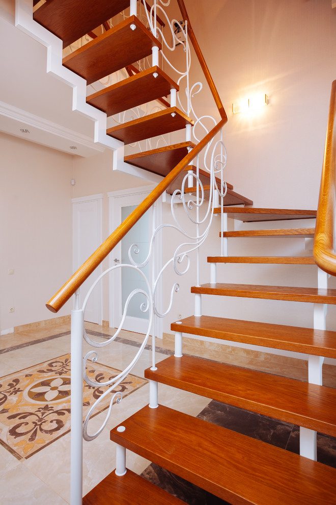 Идея дизайна: угловая лестница среднего размера в стиле неоклассика (современная классика) с деревянными ступенями