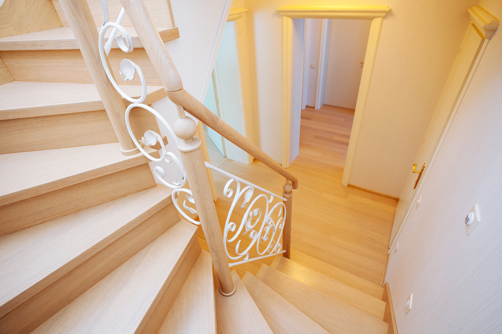 Идея дизайна: угловая деревянная лестница среднего размера в стиле неоклассика (современная классика) с деревянными ступенями и перилами из смешанных материалов