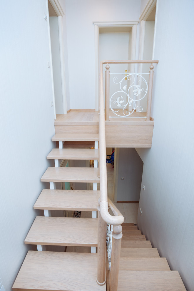 Mittelgroße Klassische Holztreppe in U-Form in Sonstige