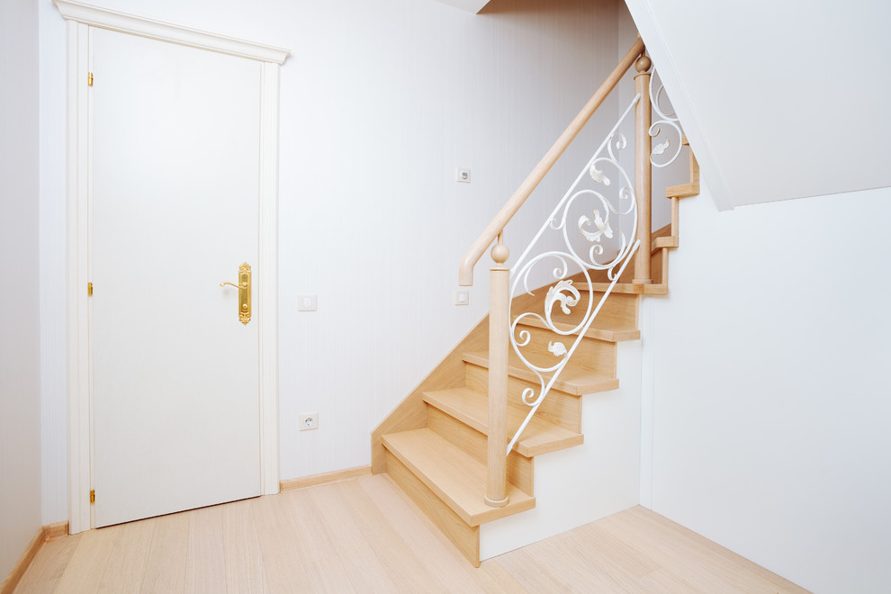 Пример оригинального дизайна: угловая деревянная лестница среднего размера в стиле неоклассика (современная классика) с деревянными ступенями и перилами из смешанных материалов