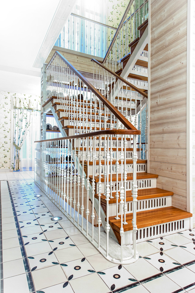 サンクトペテルブルクにある高級なトラディショナルスタイルのおしゃれな折り返し階段 (金属の蹴込み板) の写真