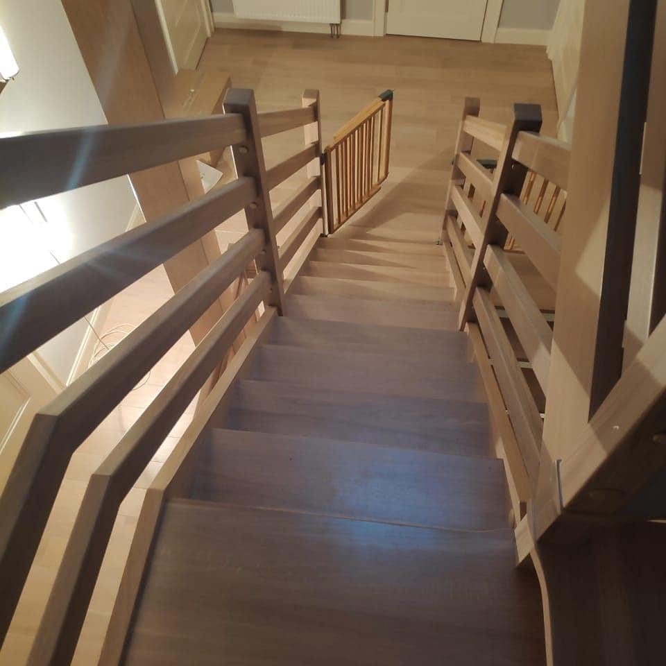 Kleine Landhausstil Treppe in U-Form mit gebeizten Holz-Setzstufen in Moskau