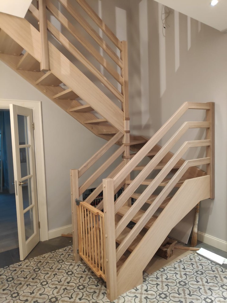 Стильный дизайн: маленькая п-образная лестница в стиле кантри с деревянными ступенями, крашенными деревянными подступенками и деревянными перилами для на участке и в саду - последний тренд