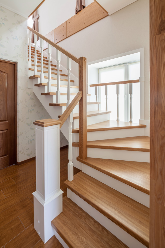 На фото: угловая лестница в классическом стиле с деревянными ступенями