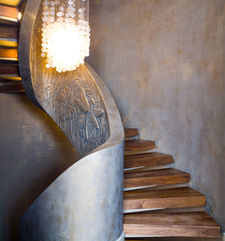 Пример оригинального дизайна: винтовая лестница в стиле фьюжн с деревянными ступенями без подступенок