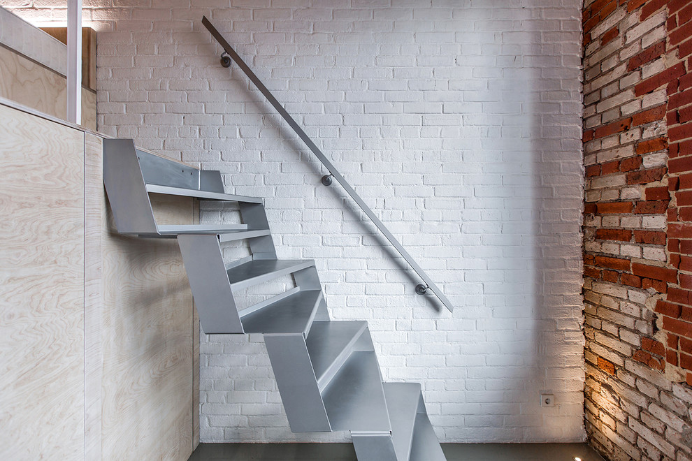 На фото: прямая лестница в стиле лофт с металлическими ступенями без подступенок