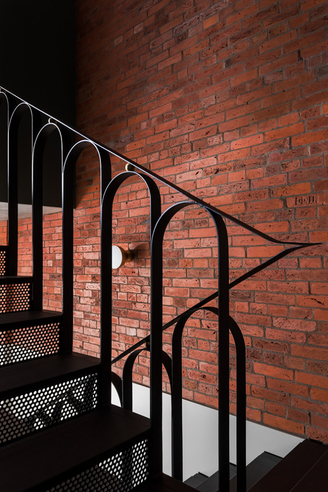 Идея дизайна: угловая металлическая лестница среднего размера в стиле модернизм с металлическими ступенями, металлическими перилами и кирпичными стенами