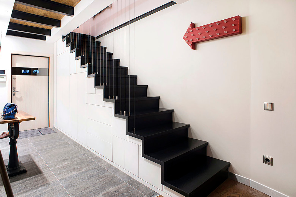 Идея дизайна: прямая лестница в современном стиле с перилами из тросов и кладовкой или шкафом под ней
