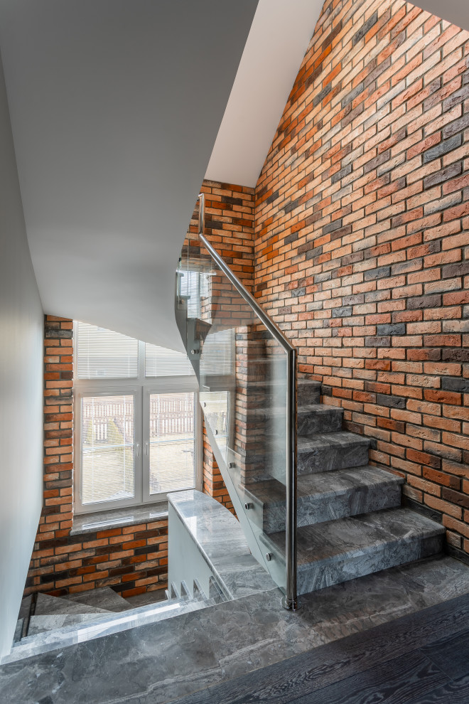 Идея дизайна: п-образная лестница в стиле лофт с кирпичными стенами