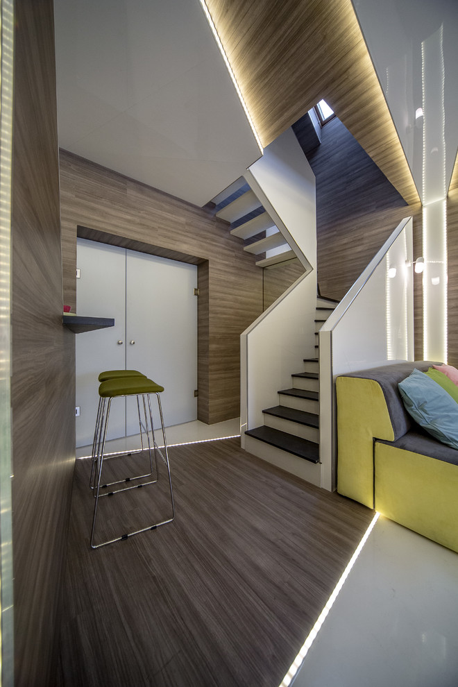 Источник вдохновения для домашнего уюта: п-образная лестница в современном стиле с деревянными ступенями