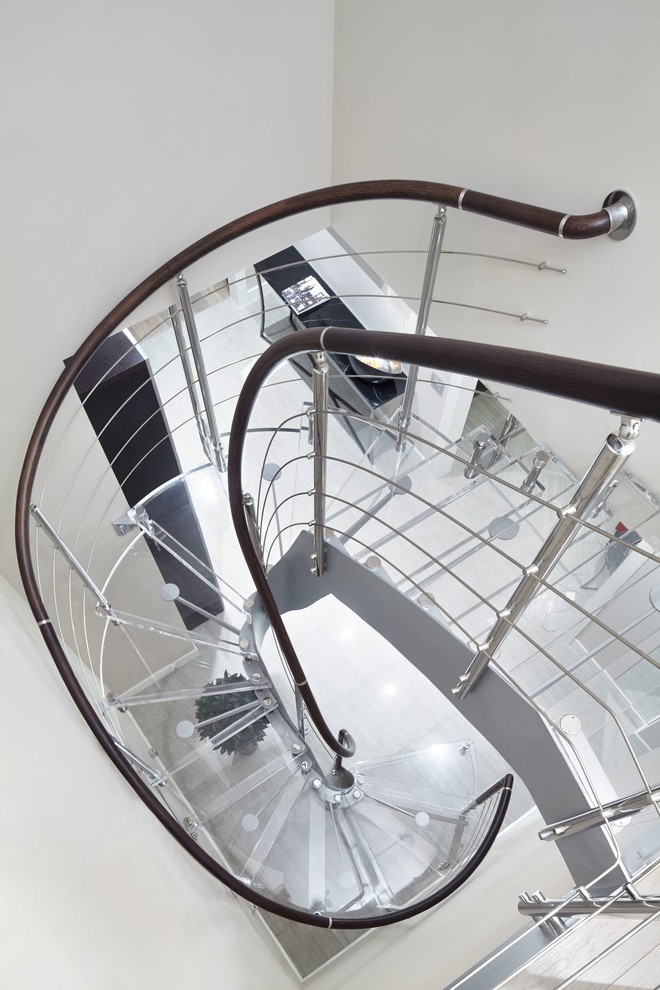 Gewendelte Moderne Treppe mit Acrylglas-Treppenstufen, offenen Setzstufen und Mix-Geländer in Moskau