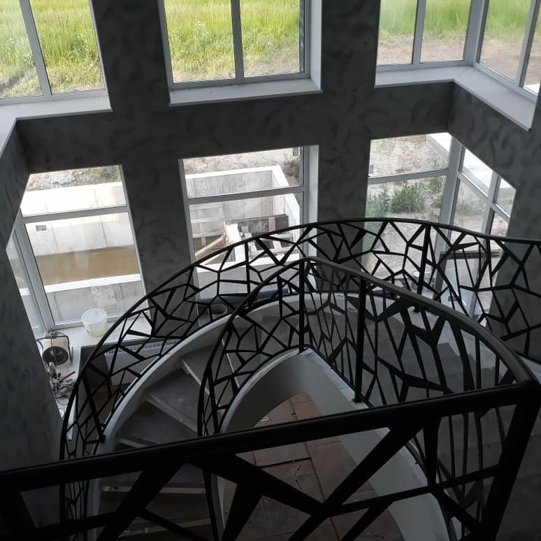 Modern inredning av en stor trappa, med räcke i metall