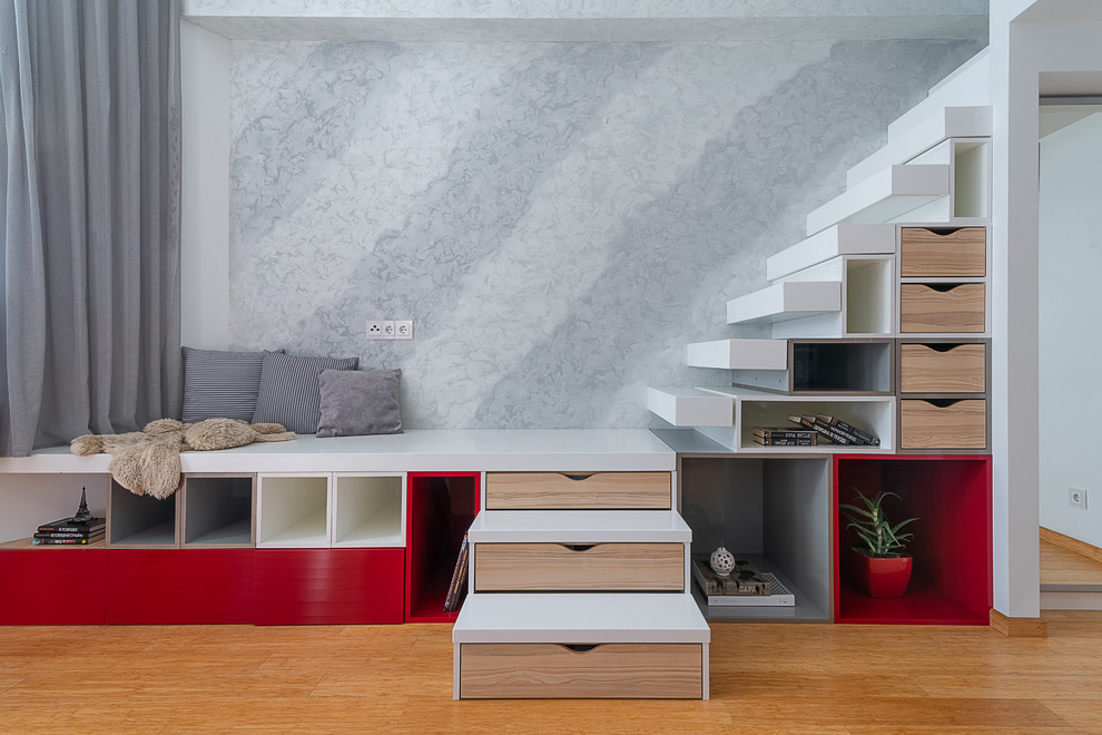 Идея дизайна: угловая лестница в современном стиле с кладовкой или шкафом под ней