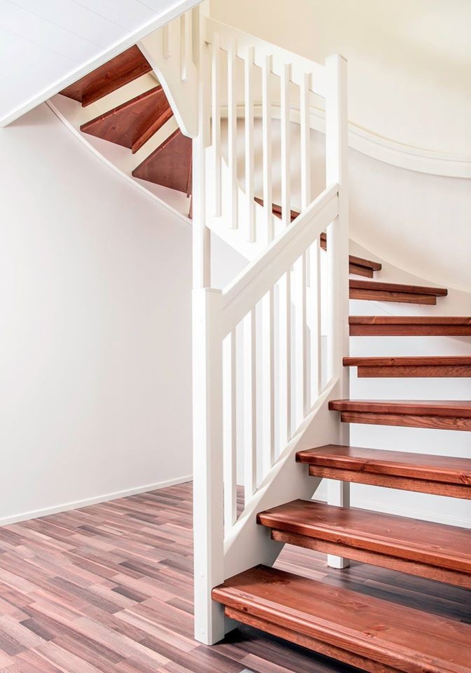 Réalisation d'un escalier sans contremarche courbe nordique avec des marches en bois peint.