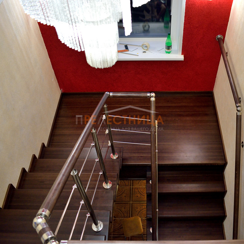 Ejemplo de escalera en U grande con escalones de madera pintada, contrahuellas de madera pintada, barandilla de varios materiales y papel pintado