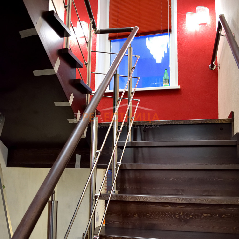 Foto de escalera en U grande con escalones de madera pintada, contrahuellas de madera pintada, barandilla de varios materiales y papel pintado