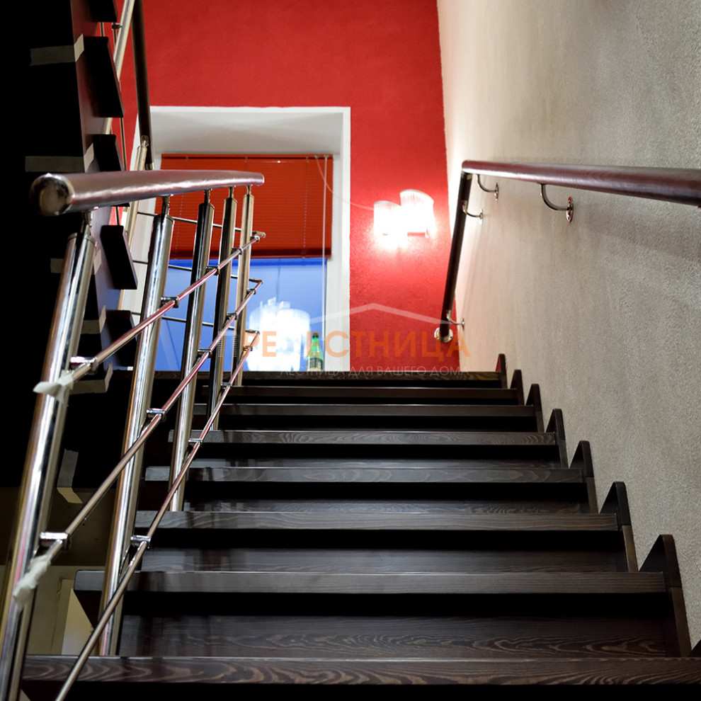 Réalisation d'un grand escalier peint en U avec des marches en bois peint, un garde-corps en matériaux mixtes et du papier peint.
