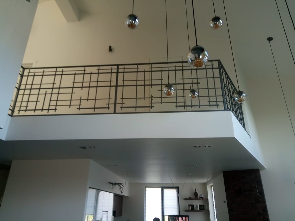 Идея дизайна: лестница среднего размера в стиле неоклассика (современная классика) с деревянными ступенями, крашенными деревянными подступенками и металлическими перилами