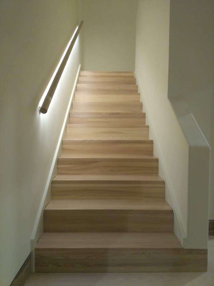 На фото: прямая деревянная лестница среднего размера в современном стиле с деревянными ступенями и деревянными перилами