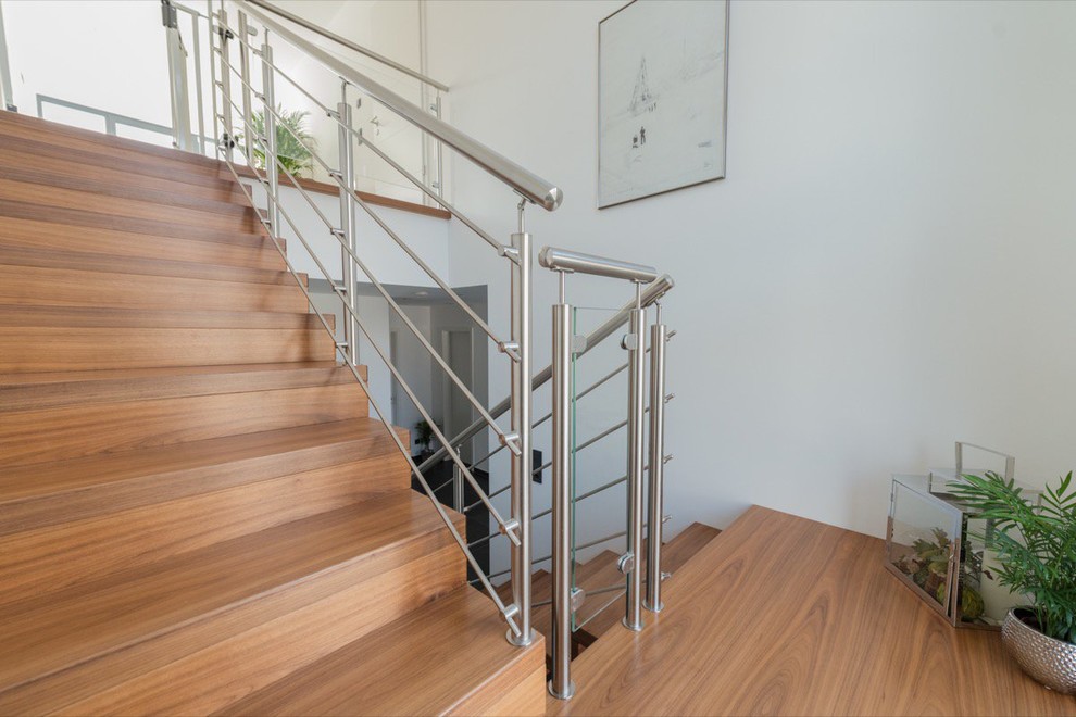 Свежая идея для дизайна: п-образная деревянная лестница среднего размера в скандинавском стиле с деревянными ступенями и перилами из смешанных материалов - отличное фото интерьера