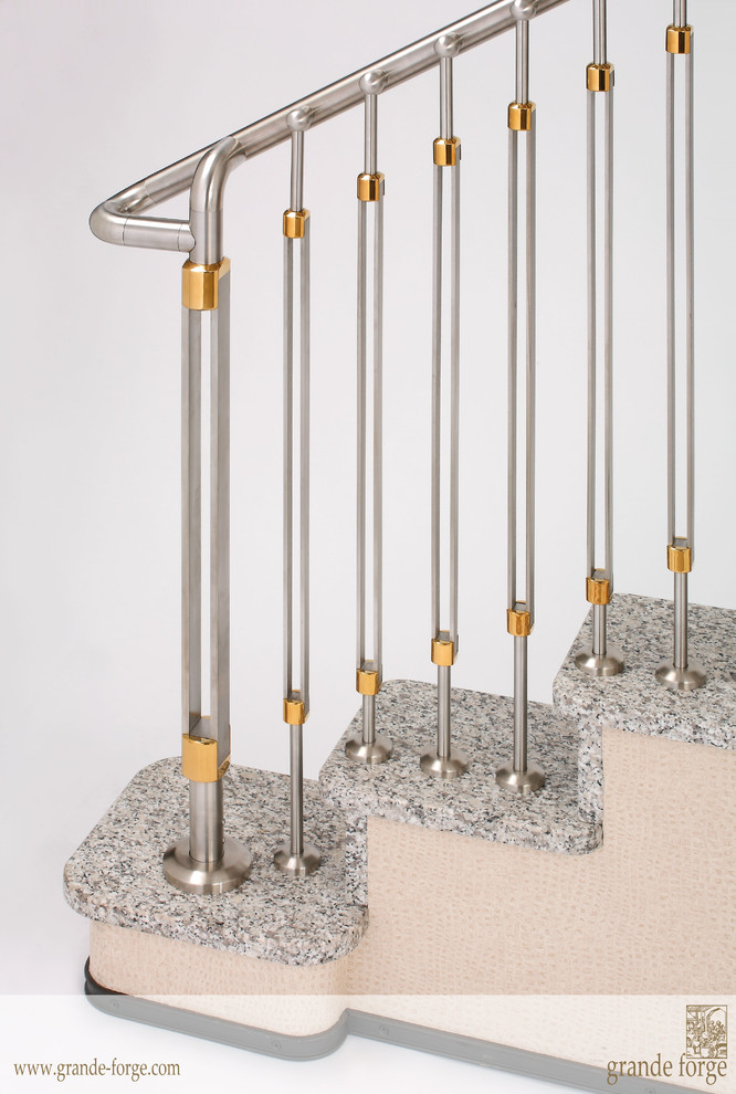 Foto di una scala a rampa dritta minimal di medie dimensioni con pedata in marmo, alzata in marmo e parapetto in metallo