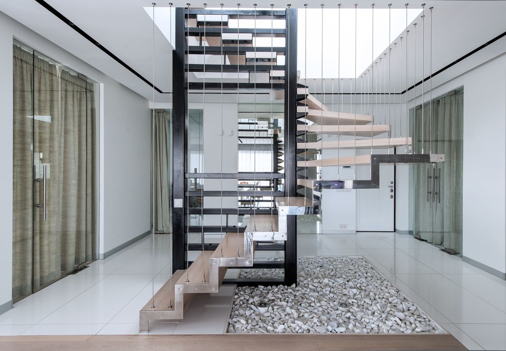 Стильный дизайн: п-образная лестница среднего размера в современном стиле с деревянными ступенями и металлическими перилами без подступенок - последний тренд
