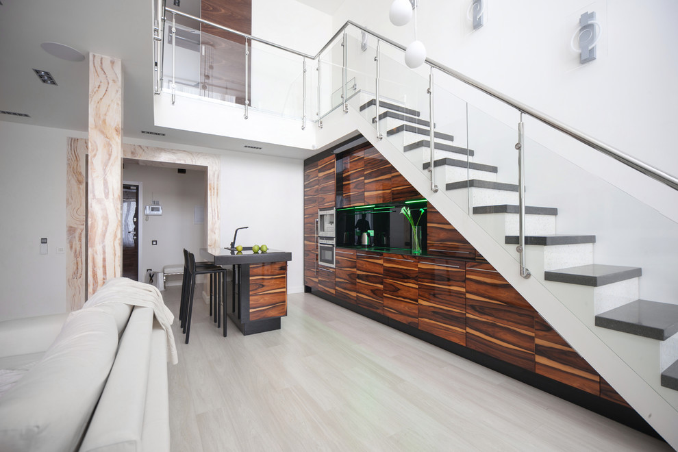 Cette image montre un escalier droit design avec des marches en acrylique et rangements.