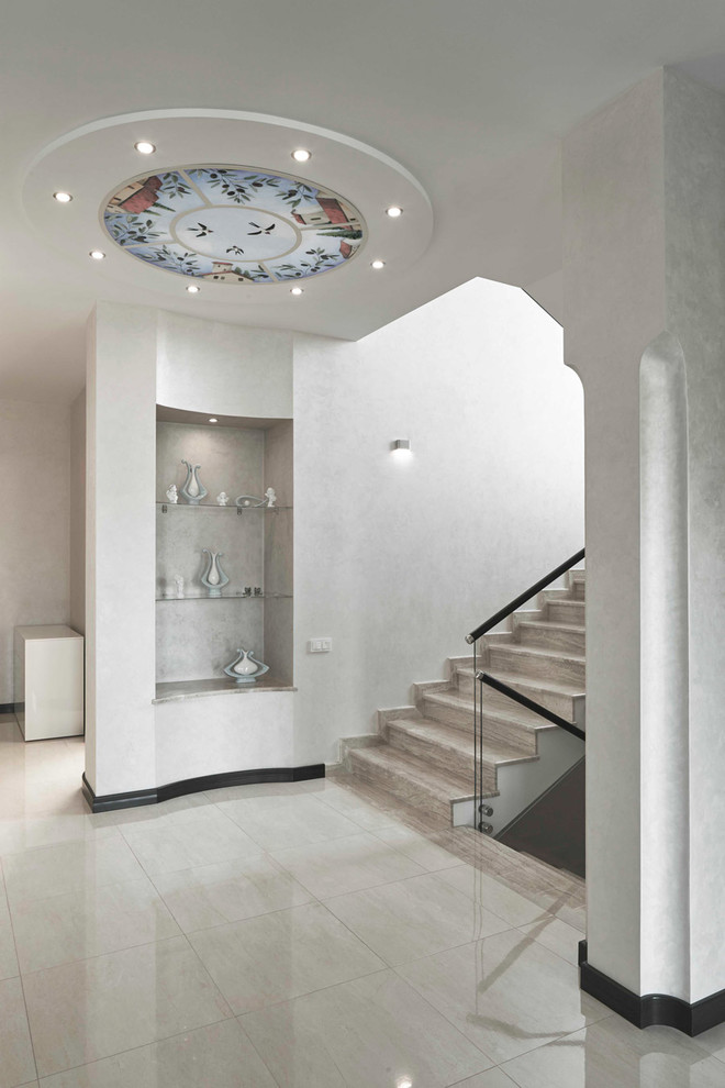 Idée de décoration pour un grand escalier design en U et marbre avec des contremarches en marbre et un garde-corps en matériaux mixtes.