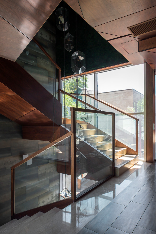 Свежая идея для дизайна: п-образная лестница в современном стиле с перилами из смешанных материалов - отличное фото интерьера