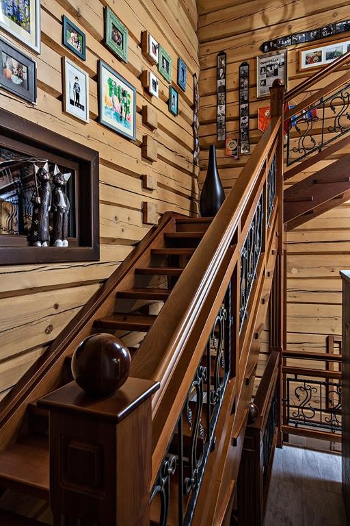 Стильный дизайн: угловая лестница среднего размера в стиле кантри с деревянными ступенями и деревянными перилами без подступенок - последний тренд