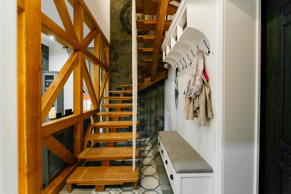 Источник вдохновения для домашнего уюта: лестница среднего размера в морском стиле