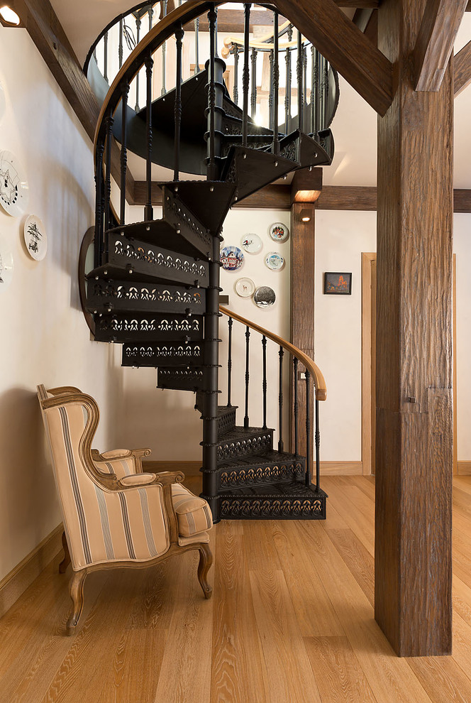 Источник вдохновения для домашнего уюта: винтовая металлическая лестница среднего размера в стиле фьюжн с металлическими ступенями