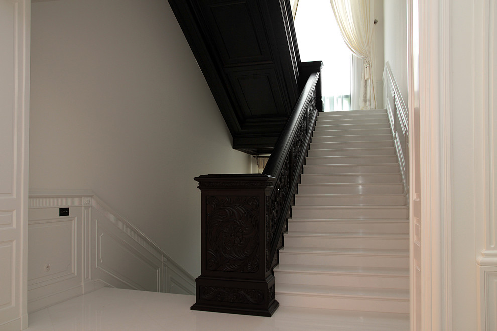 Diseño de escalera tradicional grande