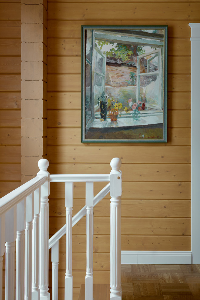 Imagen de escalera en U tradicional pequeña con escalones de madera, contrahuellas de madera y barandilla de madera