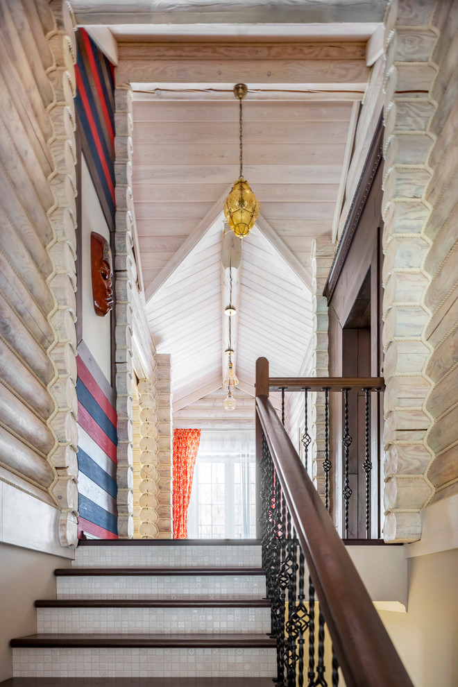 Свежая идея для дизайна: лестница среднего размера в стиле рустика с деревянными ступенями, подступенками из плитки и перилами из смешанных материалов - отличное фото интерьера