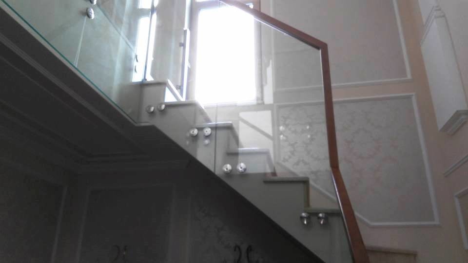 Foto de escalera actual con barandilla de vidrio